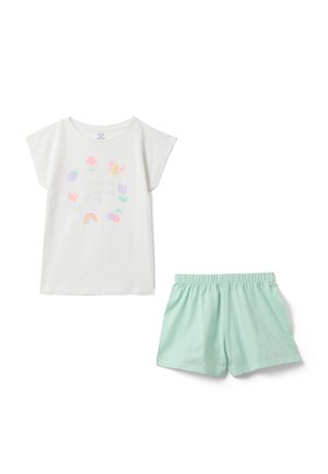 Weißes Kurzarm-Top mit pastellfarbenen Blumen- und Regenbogenmustern, kombiniert mit hellgrünen Shorts mit elastischem Bund für Kinder.