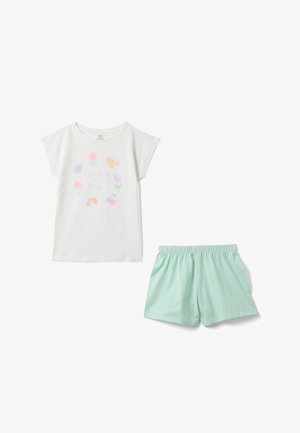 Witte top met korte mouwen, bedrukt met pastel kleurige bloemen en regenbogen, gecombineerd met lichtgroene shorts met elastische tailleband voor kinderen.