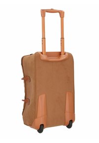 Brauner Stoffkoffer mit einem ausziehbaren orangefarbenen Griff, zwei Seitengurten und orangefarbenen Kunststoffakzenten. Verfügt über zwei schwarze Räder für Mobilität.