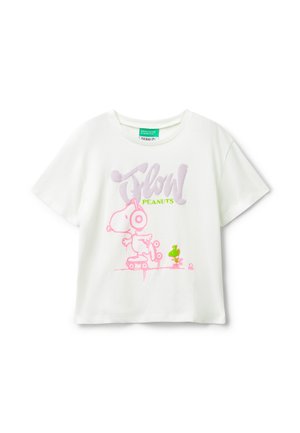 Camiseta blanca de algodón con un gráfico en rosa y verde de un perro de dibujos animados en una patineta, con el texto "Flow Peanuts" en una tipografía divertida.