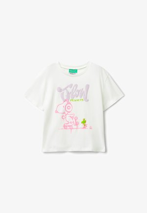 Weißes Baumwoll-T-Shirt mit einer rosa und grünen Grafik eines Cartoon-Hundes auf einem Skateboard, mit dem Text "Flow Peanuts" in verspielter Schrift.