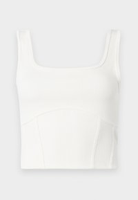 Hvit ribbet crop topp med firkantet halsringning, brede skulderstropper og sømdetaljer. Myk stoff med en teksturert overflate.