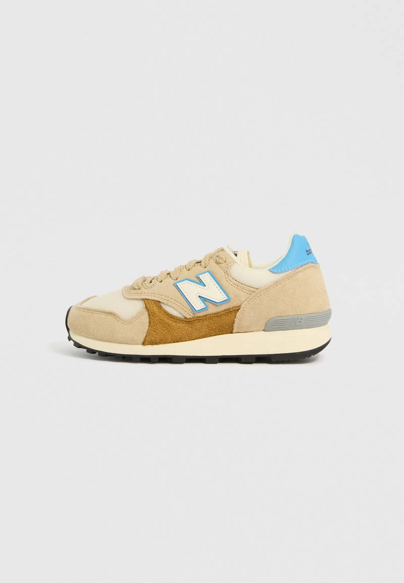 Beige- und braune Wildledersneaker mit blauen Akzenten, weißem Logo, cremefarbener Zwischensohle und schwarzem Gummi-Außensohle. Klassisches sportliches Design und Textur.