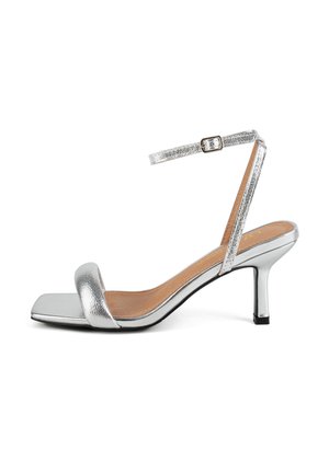 Sandalo con tacco a stiletto da 2,5 pollici, con punta squadrata, tomaia in tessuto metallico, sottile cinturino alla caviglia con fibbia.