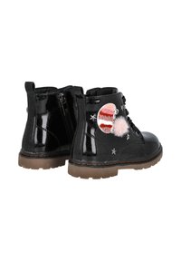 Botas de tobillo de cuero sintético negro con punta redonda, cierre de cremallera y parches decorativos que incluyen un planeta y estrellas. Suela de goma marrón.