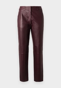 Bordeaux leren broek met een getailleerd ontwerp, subtiele glans en een soepele textuur. Beschikt over een middelhoge taille en rechte pijpen.