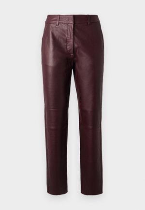Burgunderfargede skinnbukser med et tettsittende design, subtil glans og glatt tekstur. Har middels høy midje og rette ben.