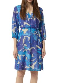 Jasnoniebieska sukienka o wzorze w kremowe motywy, wykonana z lekkiego materiału, z rękawami typu puff o długości 3/4 oraz paskiem w talii, umożliwiającym regulację dopasowania.