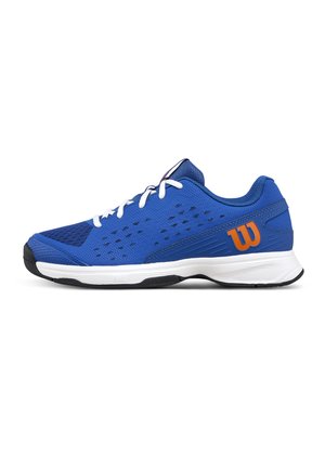 Niebieski sportowy tenis z białymi sznurowadłami, otworami wentylacyjnymi, pomarańczowym logo "W" po boku oraz białą podeszwą z czarnym bieżnikiem.
