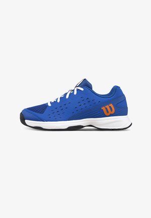 Blauer Sportschuh mit weißen Schnürsenkeln, Belüftungslöchern, orangefarbenem "W"-Logo an der Seite und weißer Sohle mit schwarzem Profil.