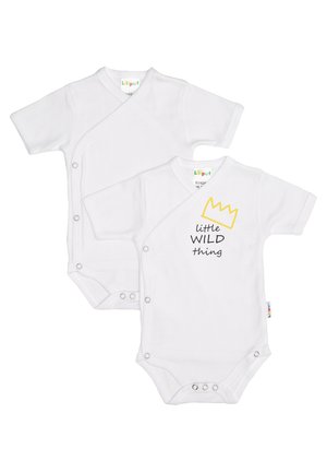 Zwei weiße Baumwolloveralls mit kurzen Ärmeln, von denen einer mit einem gelben Kronenmotiv und dem Text "kleines wILD ding" versehen ist, beide mit Druckknöpfen gesichert.