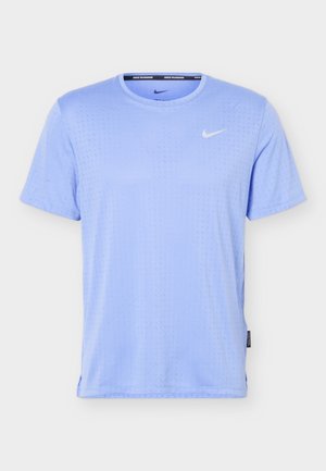 Jasnoniebieska koszulka do biegania Nike z krótkimi rękawami, o subtelnej kropkowanej fakturze i małym białym logo Nike na lewej piersi.