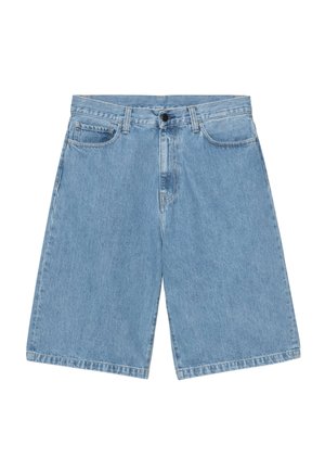 Pantalones cortos de denim azul claro con cierre de botón y cremallera, trabillas para cinturón, bolsillos delanteros y bolsillo para monedas, y pantalones anchos hasta la rodilla.