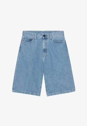 Pantalones cortos de denim azul claro con cierre de botón y cremallera, trabillas para cinturón, bolsillos delanteros y bolsillo para monedas, y pantalones anchos hasta la rodilla.