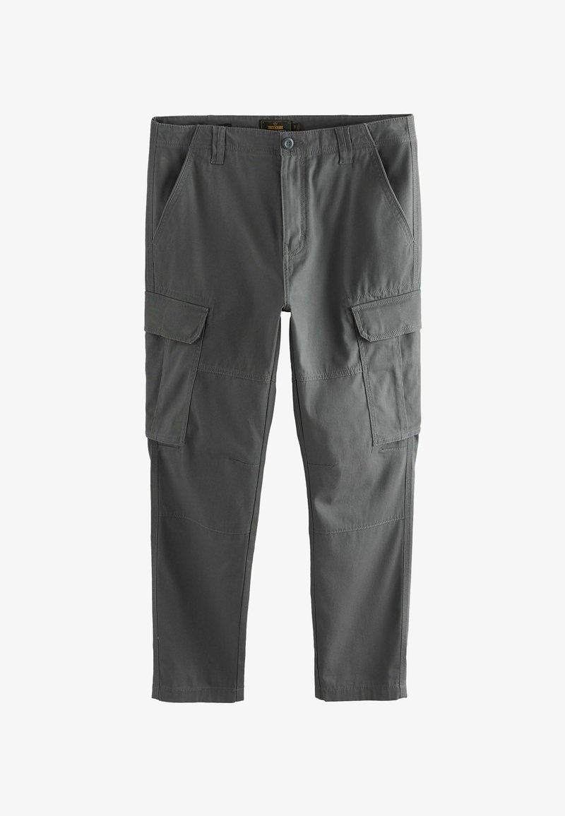 Pantalon cargo gris foncé avec poches à rabat avant et latérales, fermeture à bouton, passants de ceinture et panneaux de genoux cousus.
