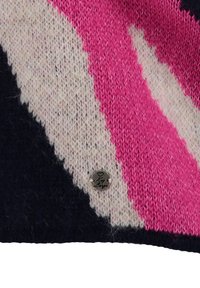 Strickschal mit großen rosa, cremefarbenen und navy Mustern. Verfügt über ein rundes silbernes Logoschild mit dem Text "Kj day". Weiche, strukturierte Wollmischung.