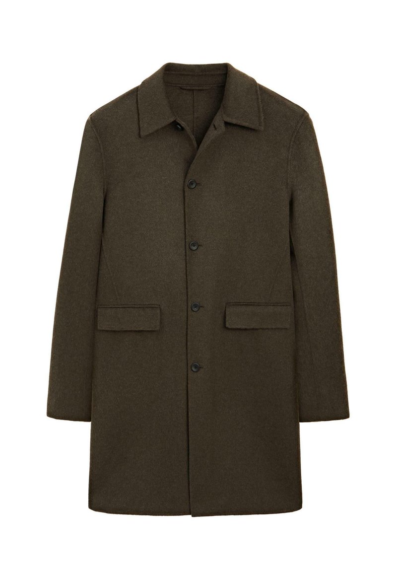 Olivengrøn uldfrakke med krave, seks knapper foran og to sidelommer. Stoffet har en glat tekstur og rene linjer.