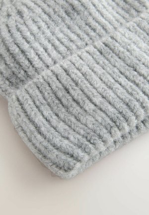 Šedá pletená čepice vyrobená z měkké vlny. Má ribovaný vzor a ohrnutý lem na spodní části. Teplý a pohodlný design.