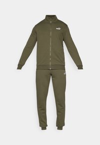Survêtement Puma vert olive avec veste zippée et pantalon de jogging assorti, présentant le logo Puma blanc sur la poitrine et la cuisse.