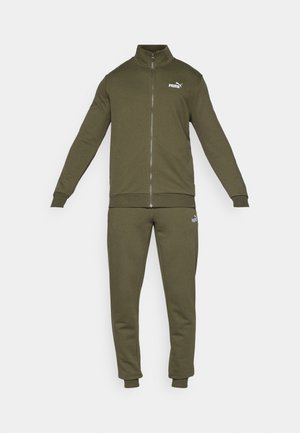 Olivgrüner Puma-Trainingsanzug mit Reißverschlussjacke und passender Jogginghose, mit weißem Puma-Logo auf der Brust und am Oberschenkel.