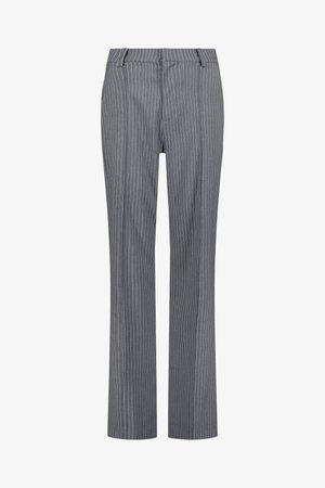 Grau gestreifte Hose mit geradem Schnitt, der Stoff hat eine subtile Textur, und der Bund ist mit Gürtelschlaufen und Fronttaschen ausgestattet.
