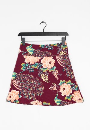 Jupe évasée en coton bordeaux, ornée d'un motif floral avec des motifs de paon dans des teintes de teal et de rose. L'ourlet est légèrement courbé.