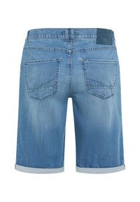 Short en denim bleu avec revers roulés, deux poches arrière, passants de ceinture et un patch de marque noir sur la taille.