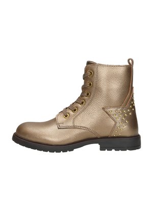 Metalen gouden enkellaars met een textuur oppervlak, zes oogjes en een zwarte zool. Opvallend sterontwerp met studs aan de zijkant.