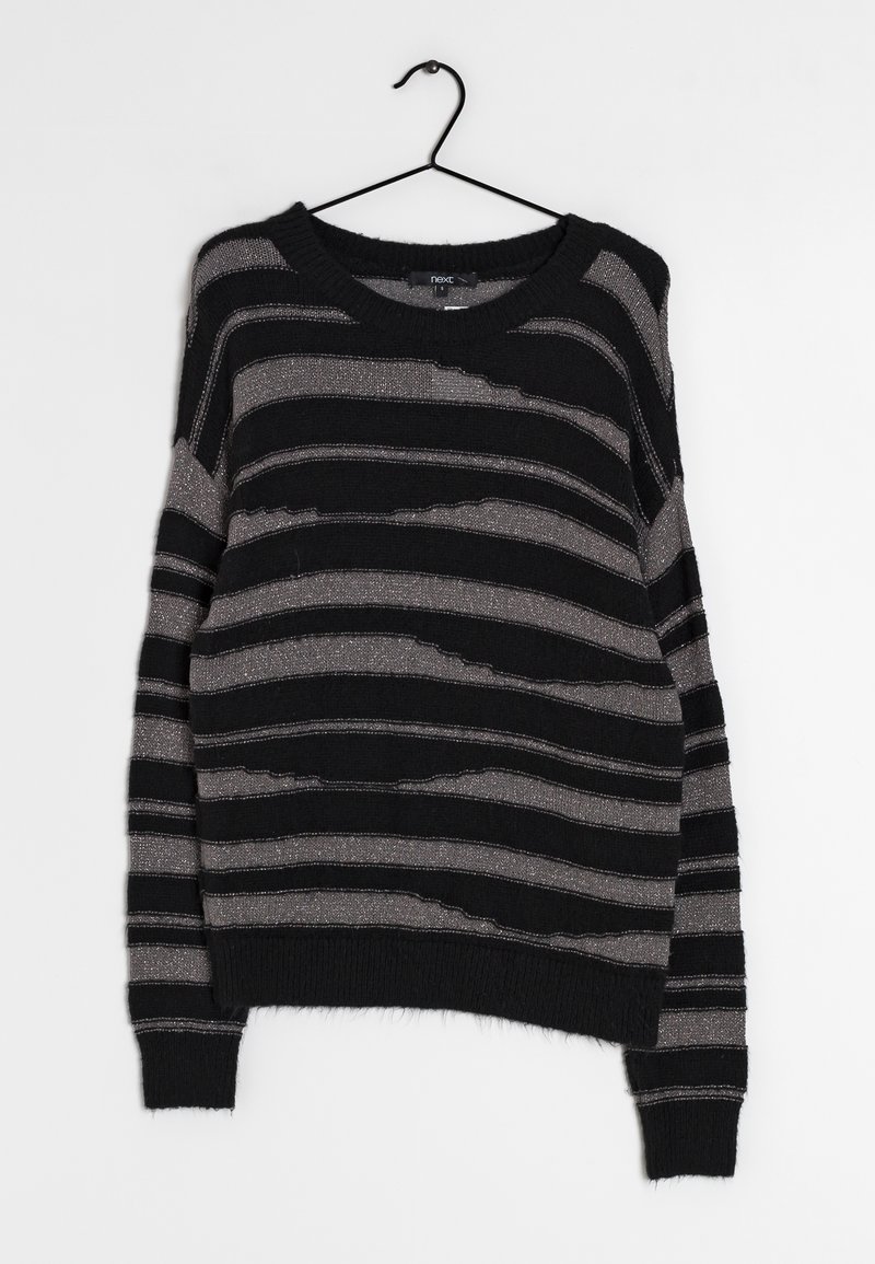 Pull ras du cou à rayures noires et grises avec des rayures horizontales irrégulières, suspendu à un cintre noir sur un fond blanc.