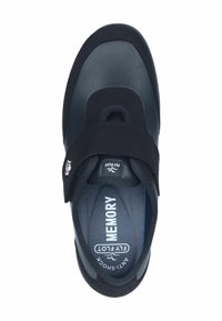 Scarpa nera con tomaia in morbida pelle e tessuto, chiusura con strap a strappo, punta rotonda e soletta in memory foam ammortizzata.