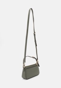 Borsa a tracolla verde strutturata con finitura testurizzata, dotata di una lunga tracolla regolabile e dettagli in metallo dorato. Forma rettangolare.