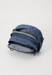 Borsa compatta blu navy con più scomparti con zip, realizzata in tessuto resistente, con interno grigio e cerniere robuste.