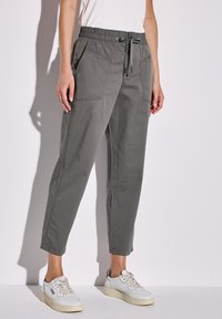 Grijze, lichtgewicht joggers met een elastische tailleband, trekkoord en zijzakken; gekrompen, taps toelopend ontwerp; gladde textuur.