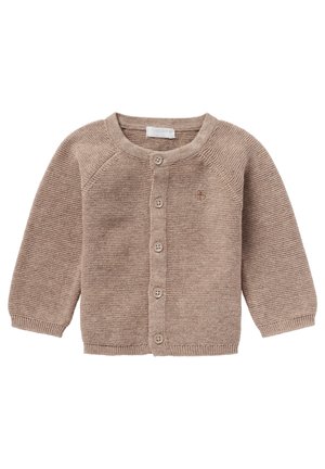 Hellbrauner gestrickter Cardigan mit langen Ärmeln, rundem Hals und Front mit fünf Knöpfen. Gerippte Bündchen und Saum, mit einem kleinen Logo-Detail.