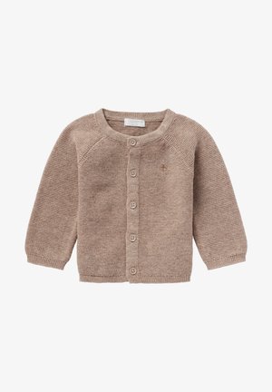 Lichtbruine gebreide cardigan met lange mouwen, ronde hals en een vijfknops sluiting. Geribbelde manchetten en onderkant, met een klein logo detail.