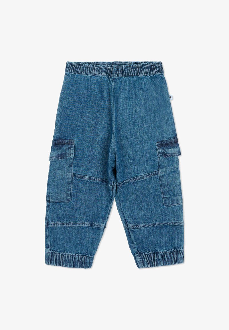 Spodnie cargo z denimu w średnim odcieniu niebieskiego, z elastycznym pasem, dwoma bocznymi kieszeniami oraz ściągaczami przy nogawkach dla luźnego dopasowania.