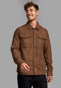 Braune Wildlederjacke mit Knopfleiste, zwei Brusttaschen und schwarzem Zubehör. Lange Ärmel und ein klassisches Kragen-Design.