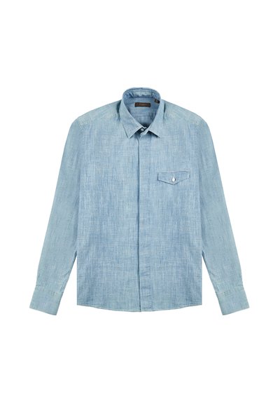 Lichtblauwe lang-sleeve shirt van gestructureerde stof, met een button-down kraag, borstzak met klep en standaard knoopmanchetten.