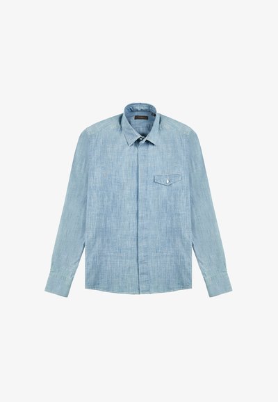 Jasnoniebieska koszula z długim rękawem, wykonana z teksturowanej tkaniny, z kołnierzykiem zapinanym na guziki, kieszenią na piersi z klapką oraz standardowym mankietem zapinanym na guziki.