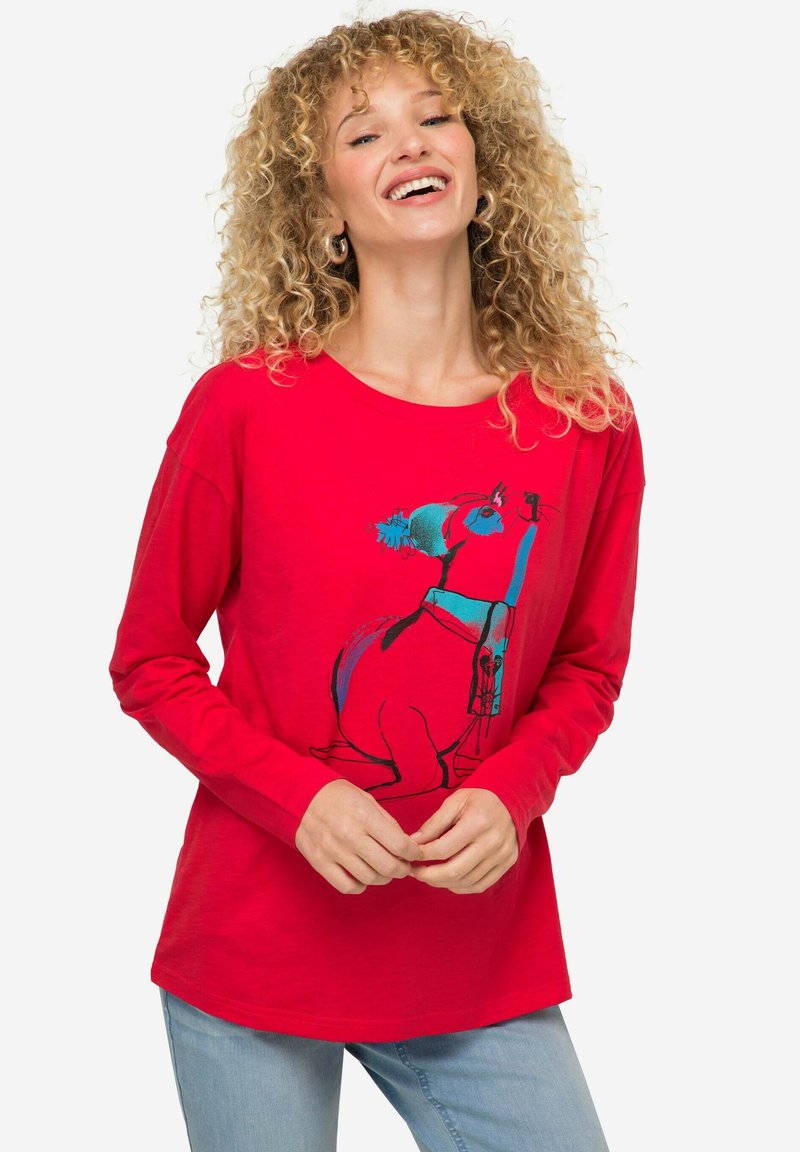 Rotes Langarm-T-Shirt aus Baumwolle, mit einem bunten Grafikdesign eines sitzenden Tieres mit Hut und Brille, lockere Passform, runder Halsausschnitt.