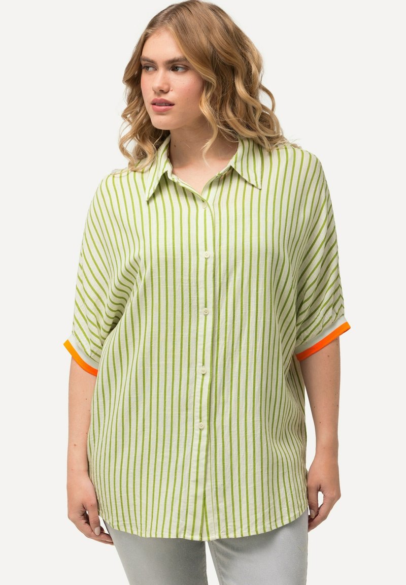 Grün-weißer gestreifter Kurzarmshirt mit orangefarbenen Akzenten an den Manschetten und einer Knopföffnung vorne. Leichter Stoff.