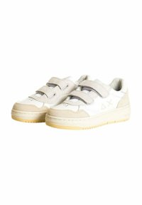 Scarpe sportive bianche e beige realizzate in morbida pelle scamosciata e pelle, con doppie fascette in Velcro, punta arrotondata e suola in gomma testurizzata.