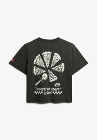 Camiseta de algodón negra con un diseño gráfico de porciones de pizza, un cortador de pizza y el texto "EN LA CRUSTA CONFIAMOS" en blanco y detalles de acento.