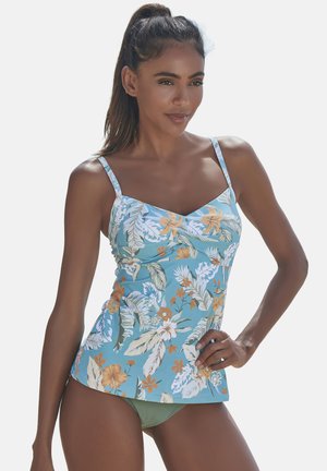 Blumenmuster-Badeoberteil in Hellblau mit verstellbaren Trägern, gerafftem Vorderteil und weit ausgestelltem Saum. Kombiniert mit einfarbigen, olivgrünen Bikiniunterteilen.