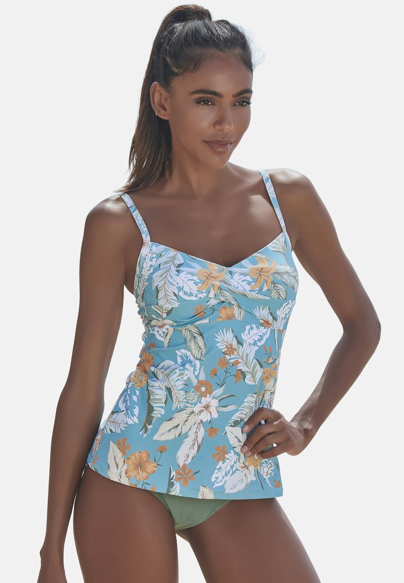 Blumenmuster-Badeoberteil in Hellblau mit verstellbaren Trägern, gerafftem Vorderteil und weit ausgestelltem Saum. Kombiniert mit einfarbigen, olivgrünen Bikiniunterteilen.
