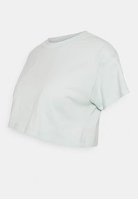 Camiseta recortada de color verde claro, fabricada en suave algodón, con mangas cortas y escote redondo. Textura suave con detalles de costura mínimos.