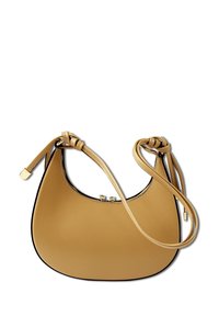 Tanleren handtas met een gebogen vorm en verstelbare riemen, voorzien van goudkleurig beslag en een gladde textuur.