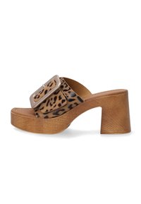 Luipaardprint open teen hoge muilen met een tan houten platform en chunky hak, voorzien van een grote gespaccent op de band.