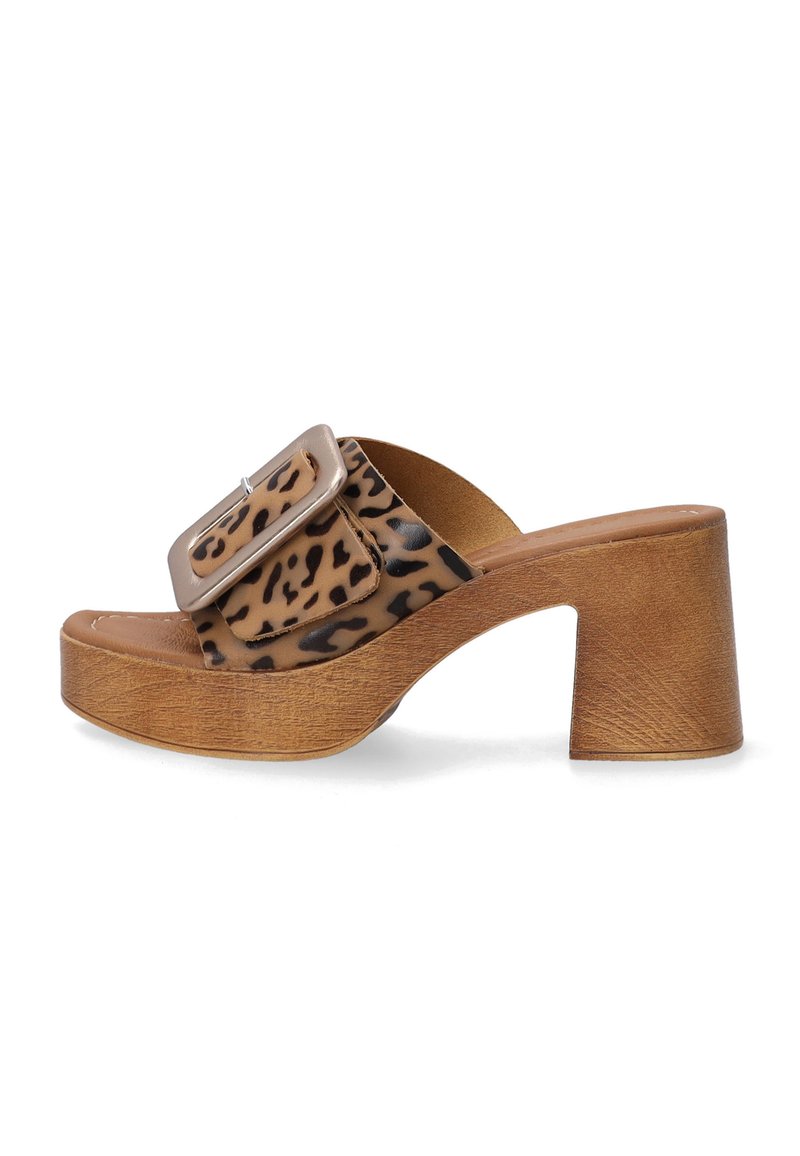 Luipaardprint open teen hoge muilen met een tan houten platform en chunky hak, voorzien van een grote gespaccent op de band.