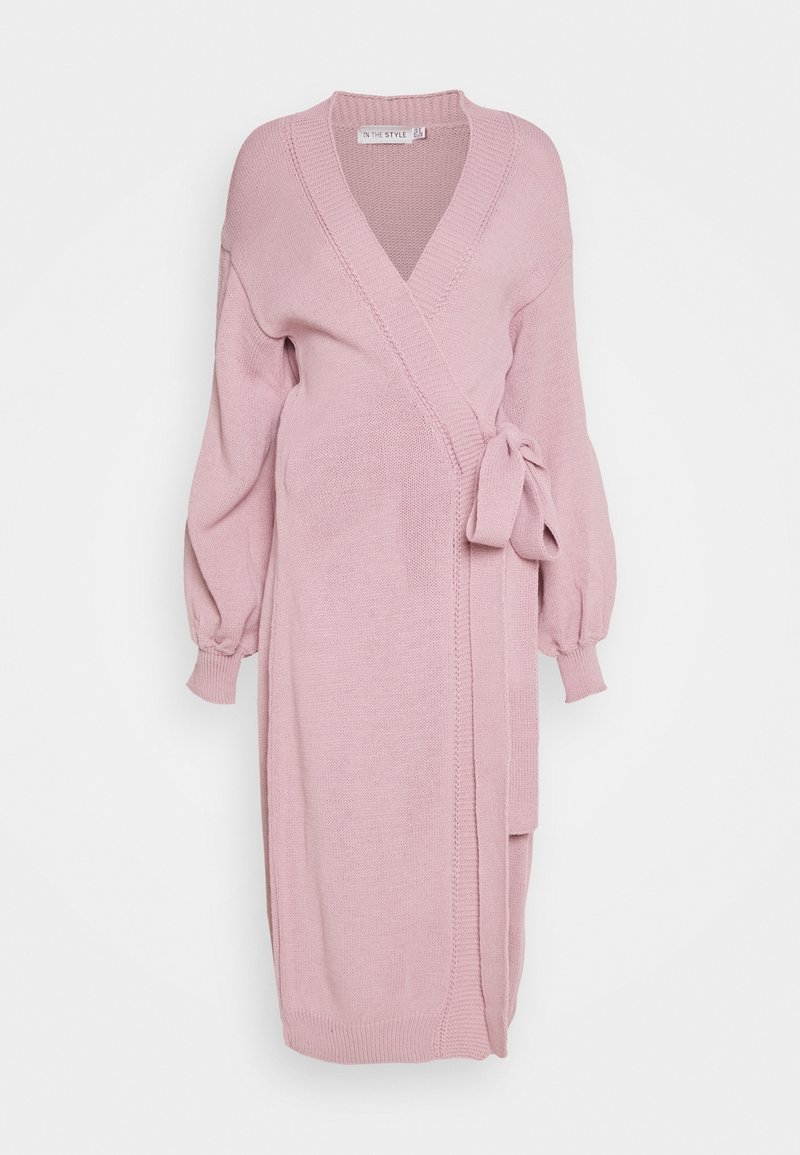 Robe portefeuille en maille rose clair avec manches longues, décolleté en V et ceinture nouée sur le côté, conçue pour les femmes enceintes.